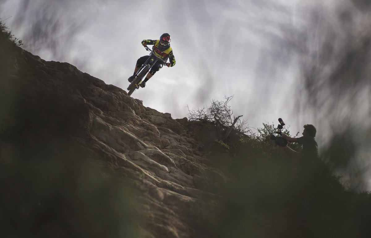 triride's tweet image. [Video] - @georgebrannigan shreds SoCal with his new dh rig by @commencal - triridemtb.com/video-george-b…