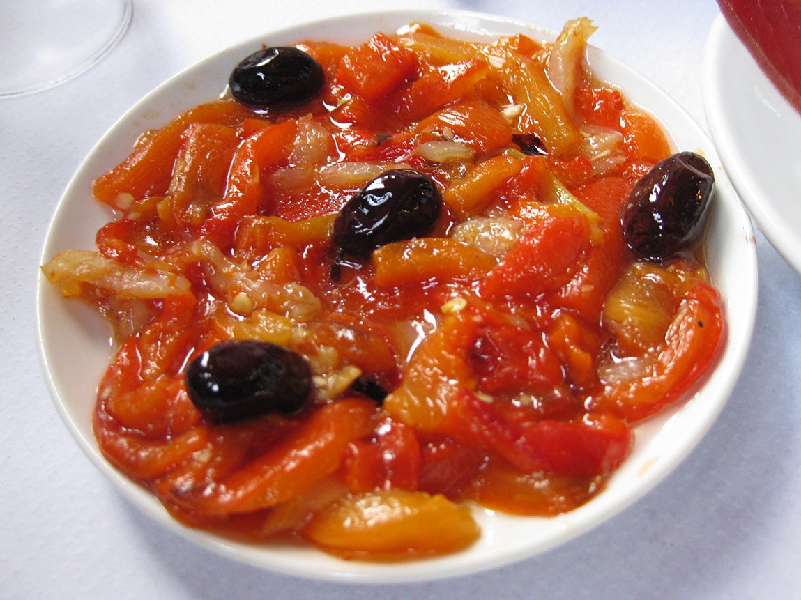 Rte_ElBobo's tweet photo. En nuestro menú el sabor del mar y la huerta valenciana. Esgarraet, mezcla de pimientos asados y bacalado. https://t.co/zvbxhfMbjO