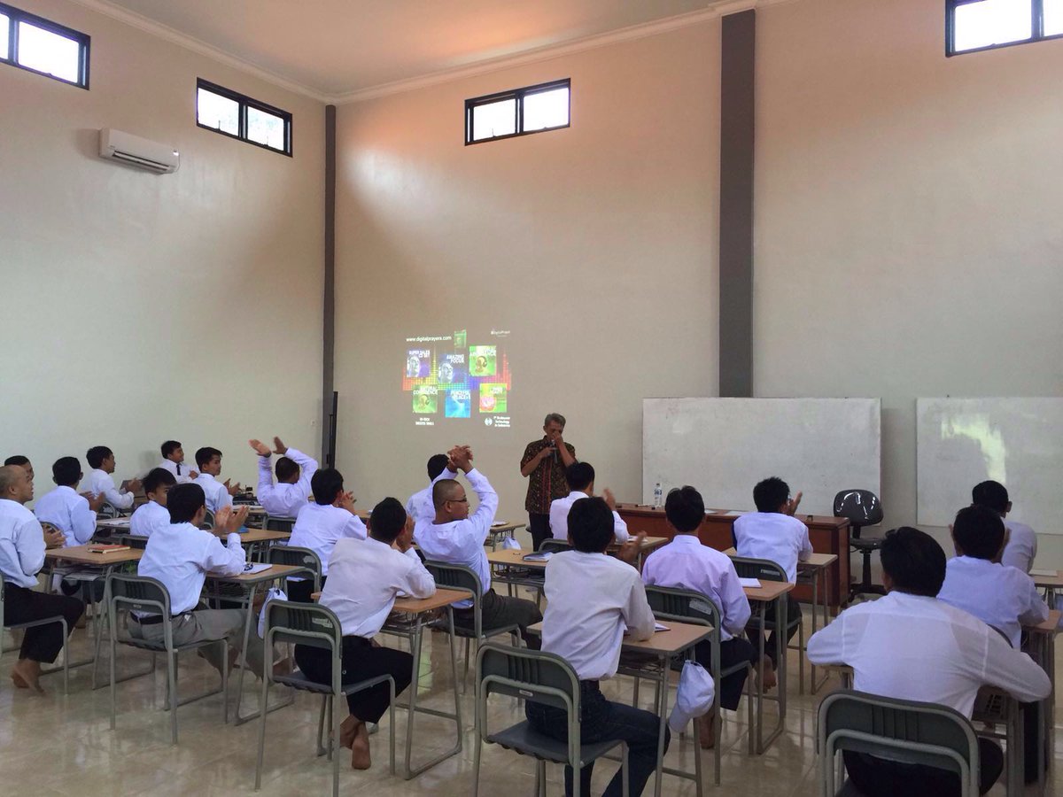 Katahati_Ins's tweet photo. Katahati Institute berkunjung ke Pondok Pesantren Tebuireng #teknohati #quantumikhlas #ApniDukaan #MWC16 https://t.co/gvBzY23f5y