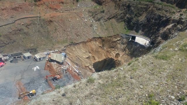 Sowetan1981's tweet photo. Lily Mine drilling machine breaks down
https://t.co/B6d7Nmow1Z https://t.co/s0dPTsm8ue