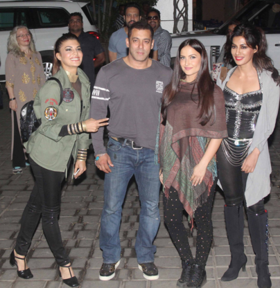 Jackie_FC's tweet photo. .@Asli_Jacqueline, @BeingSalmanKhan, @ElliAvram &amp; @IChitrangda after @DabangLive in Surat. Such a happy picture! 😘 https://t.co/xC660fC2pV