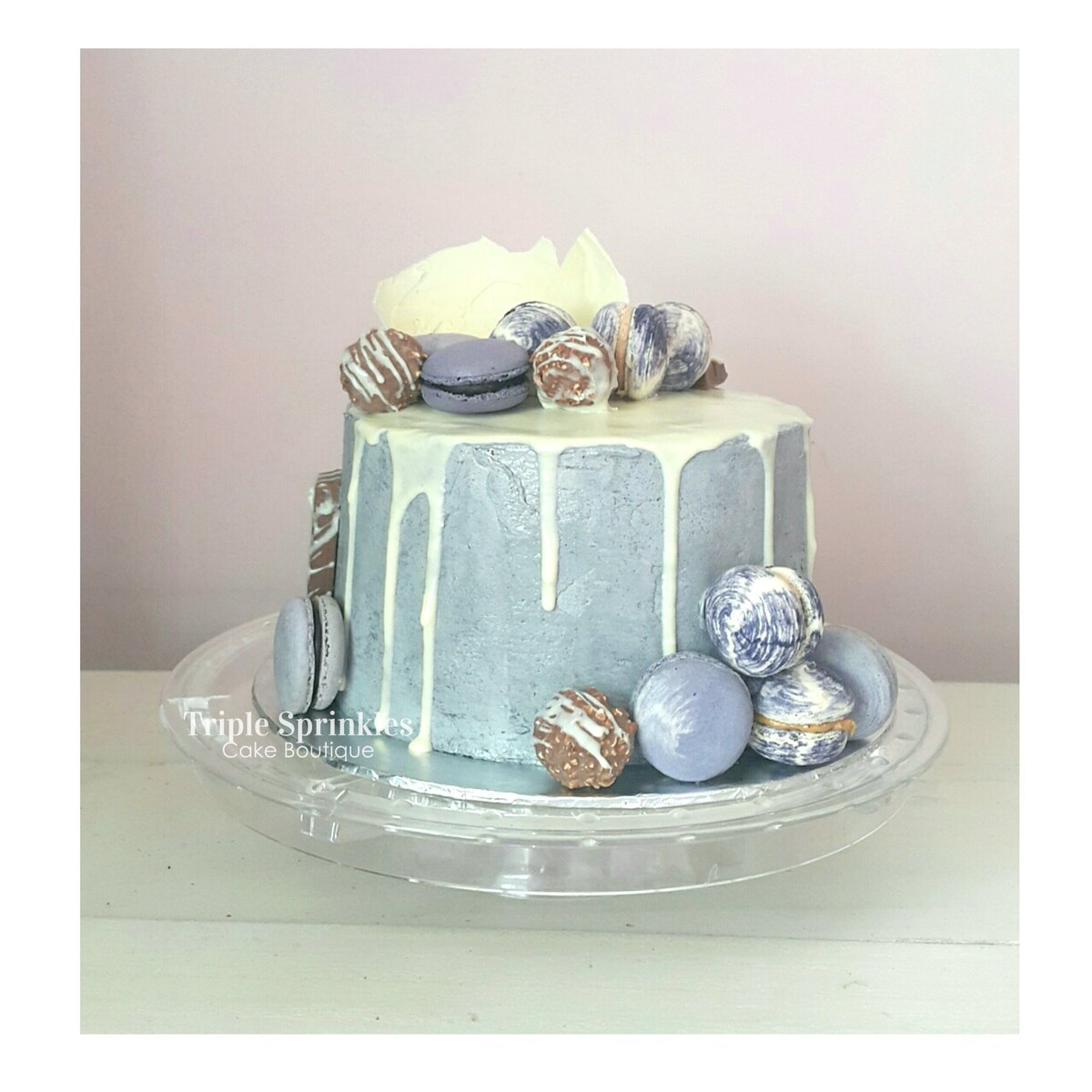 pink_pegaga's tweet image. #macaroncake for Jane &amp;amp; Eric. Happy birthday guys 🎁🎁🎁 #kkcity #kotakinabalu #sabah #macarons #cake