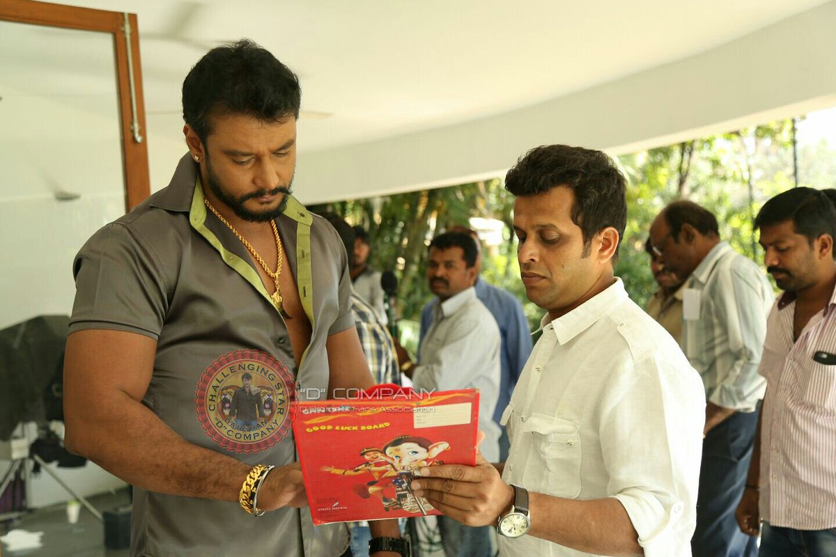 Dcompany171's tweet photo. #JagguDada  #ChallengingStarDarshan during a scene discusssion with #RaghvendraHegde #JagguDadamovie https://t.co/xAXb0yXPg6