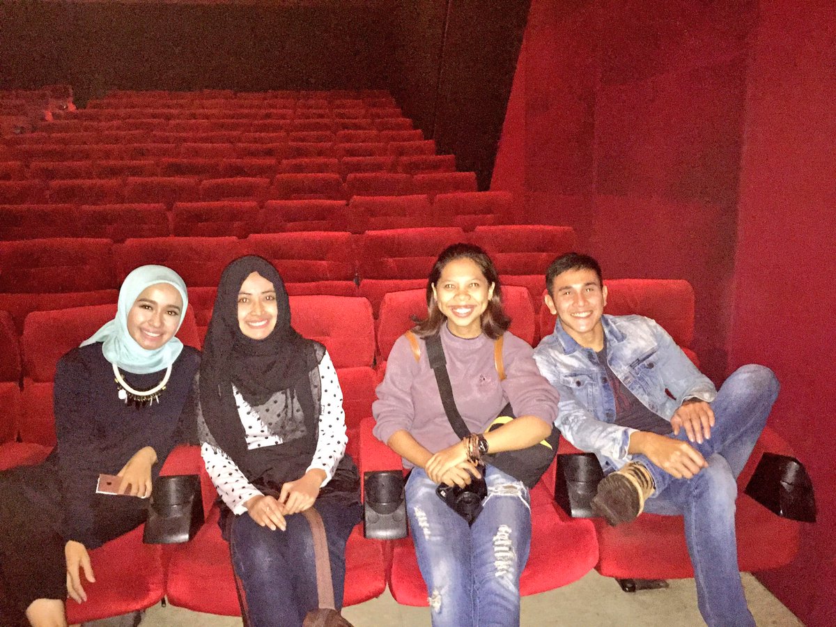 VinoGBastian__'s tweet photo. Menunggu teman2 surabaya yg akan msk studio u/ ntn @filmTALAK3 di deltaXXI @Bellaudyaa w/ @inKatok @VGBfriends_SBY https://t.co/N6eTGOT9xP