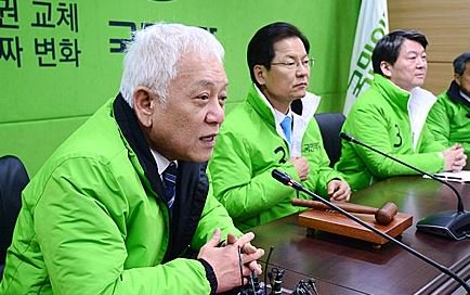 #국민의당 최고위원회에 참석한 김한길의원. 공천작업을 비롯해 총선준비에 박차를 가하기위해 선대위가 빨리 출범해야 한다하는 데에 이견이 없는데요. 선대위 출범을 위해 몇 차례 두 공동대표와 논의도 진행해왔습니다