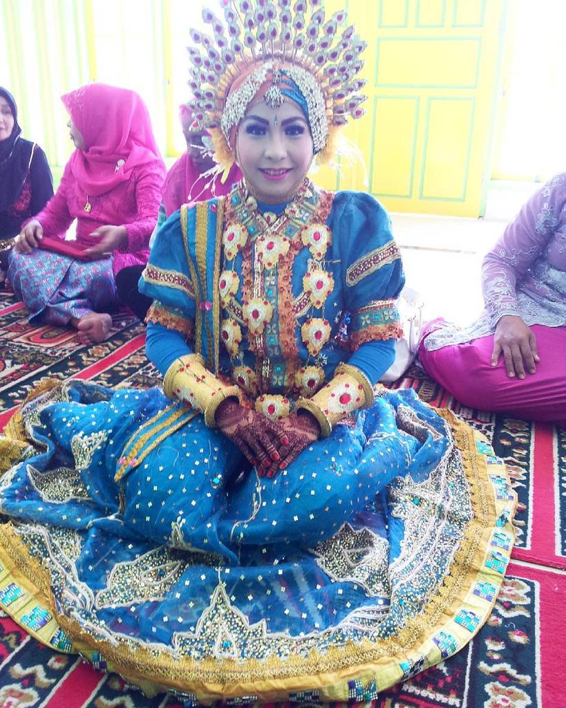 Akkalabineng's tweet image. 06 Februari 2016
.
.
.
.
Make up and attire by @nursanggupisalon
Henna by @ferabachmidhennapalu
#akadnikah #adatbug…