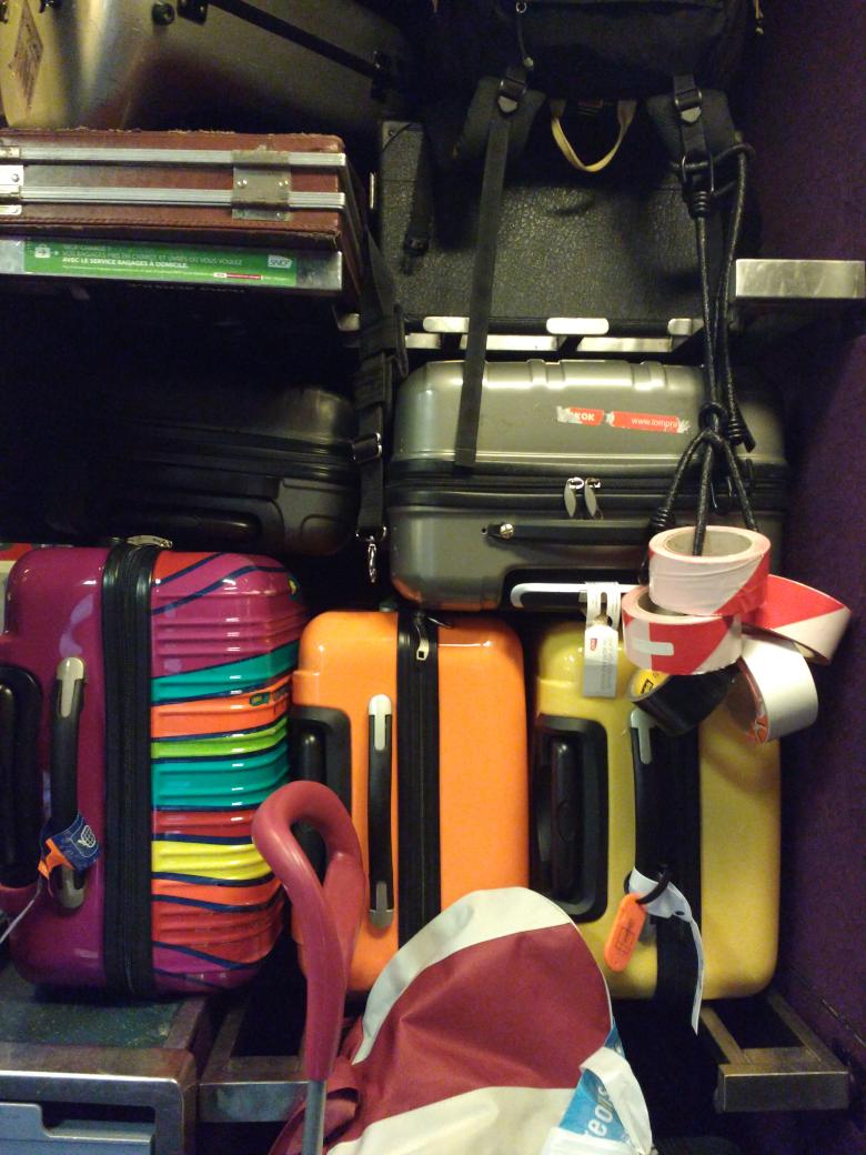 CompagnieToire's tweet photo. L'art rubalise #toire #wagon #train #valise https://t.co/KLeeXV0lKK