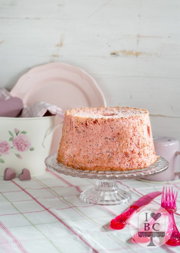 Angel Food Cake de fresas y semillas de amapola sin gluten
ilovebundtcakes.com/angel-food-cak…