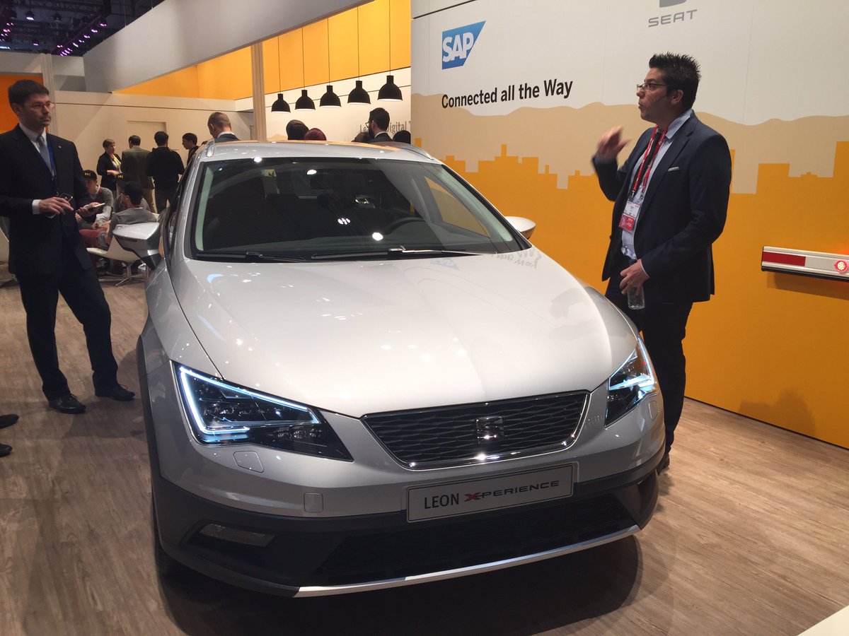 grassl's tweet image. Getting a demo of the Connected Car #MWC16 #sapdevs