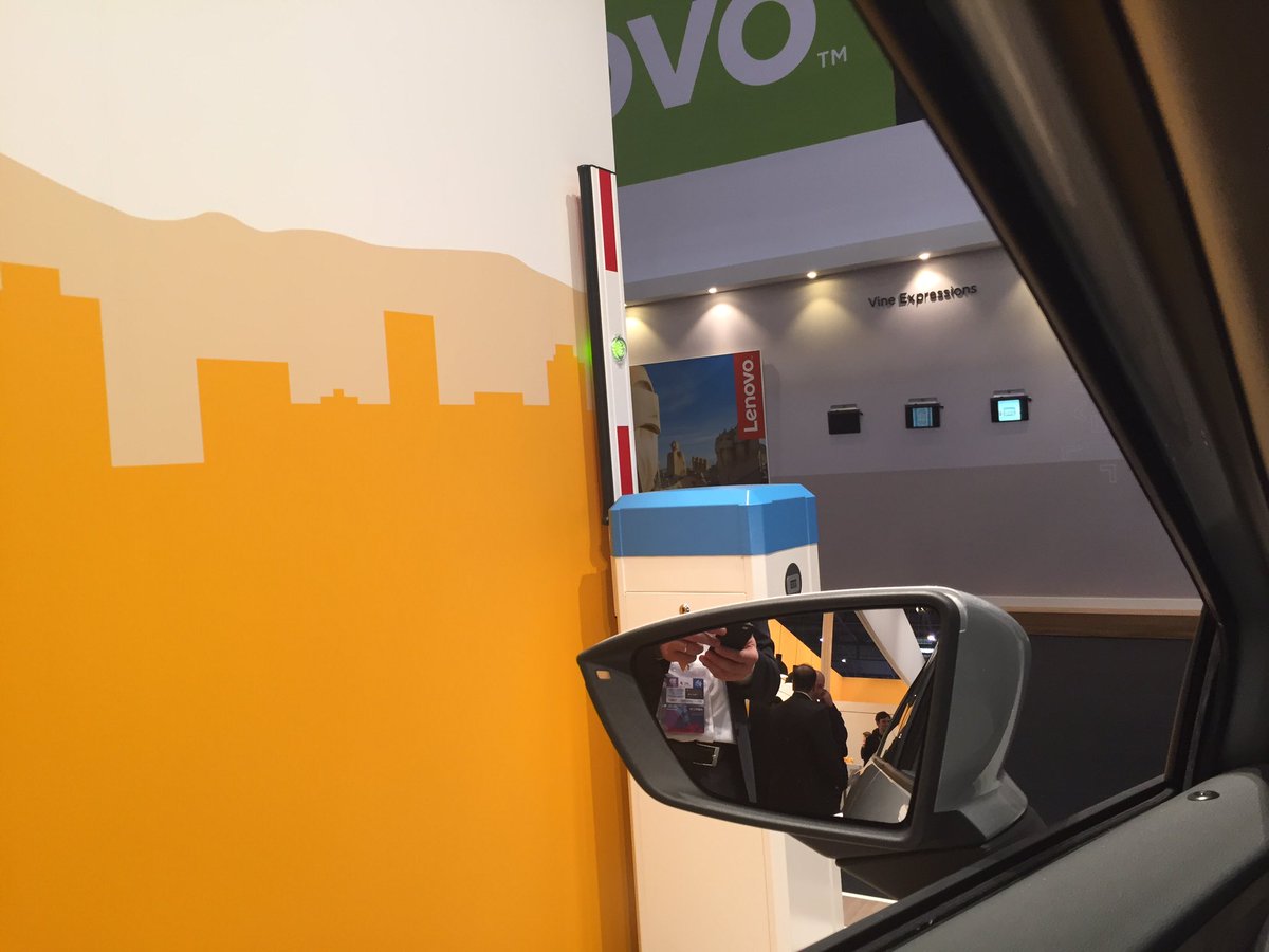 grassl's tweet image. Getting a demo of the Connected Car #MWC16 #sapdevs