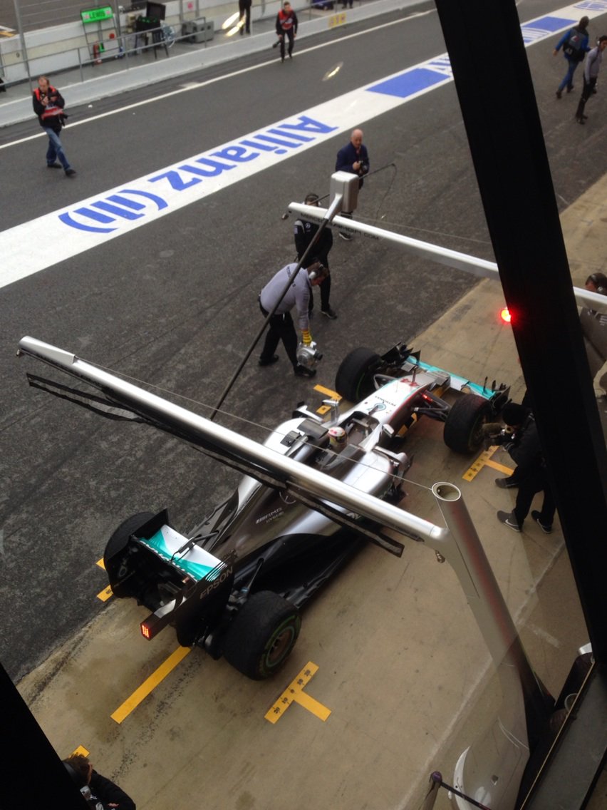 JungeErnst's tweet photo. Hamilton står på 17 omgange. Renault og Palmer har kørt 3. Følg med LIVE på eb.dk om lidt. #f1dk https://t.co/TbCwwjmZJ4