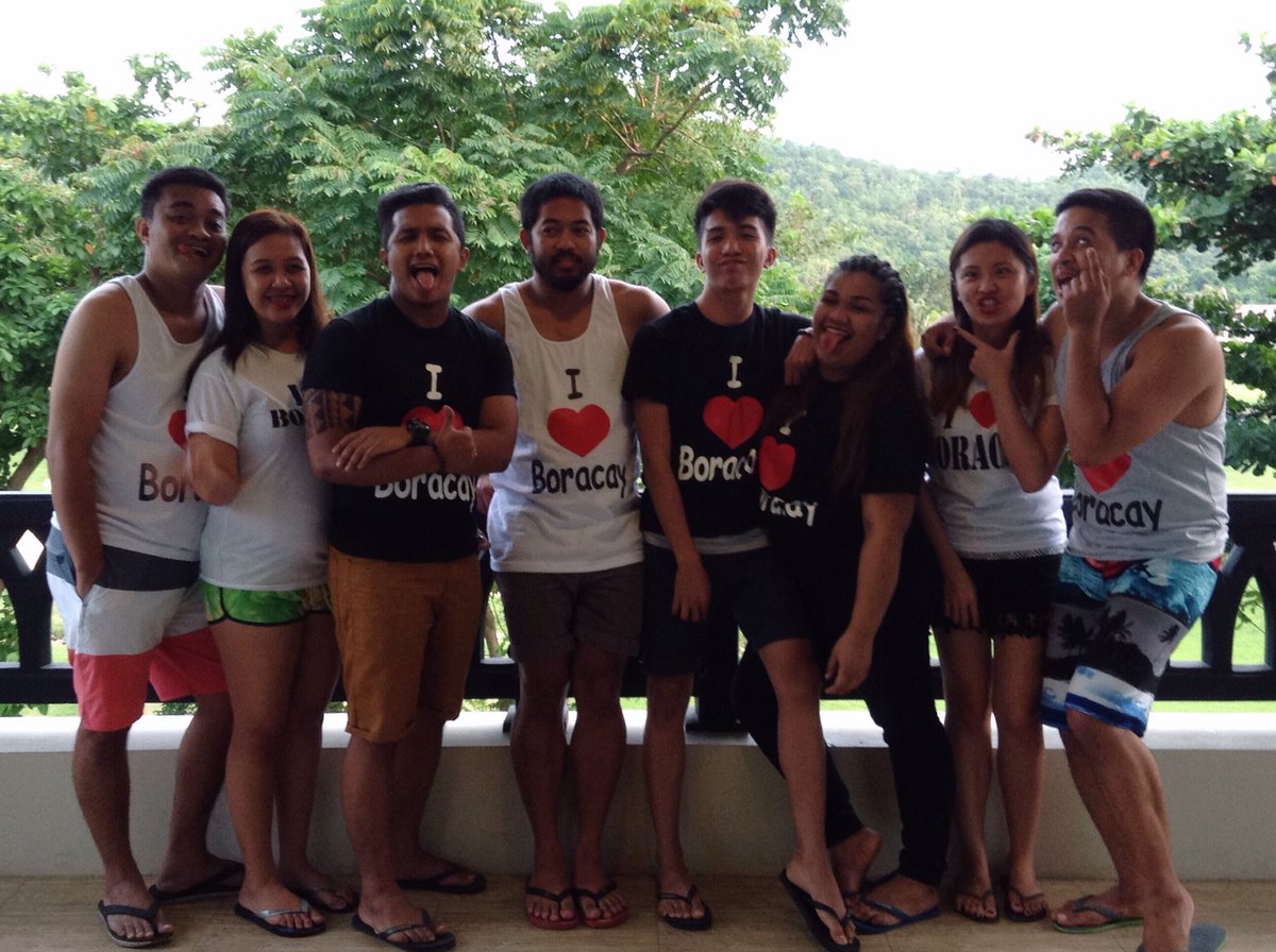 chanzoosa's tweet photo. Mi familia. When in Bora! #tb https://t.co/lt013ErlXP