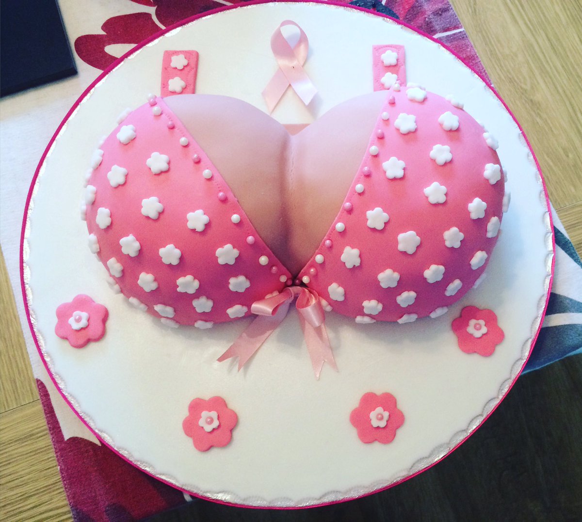deeliciousbake's tweet photo. #cancersucks #cancerresearch charity cake https://t.co/peSmm924YJ