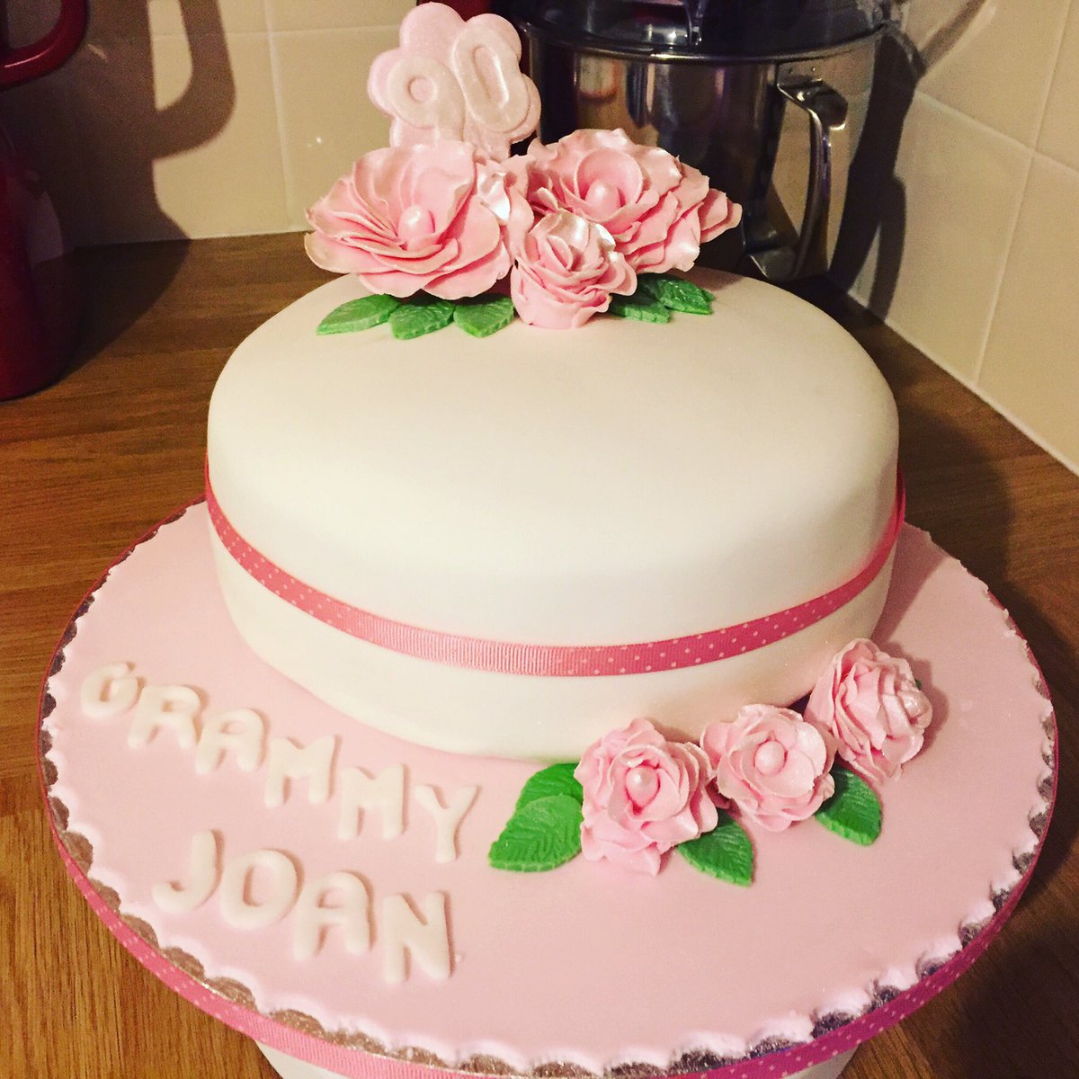 deeliciousbake's tweet photo. 90th Birthday Cake #sugarflowers #birthday https://t.co/hLWcASKfg3
