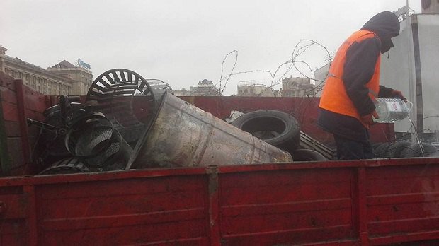 Палатки на Майдане Незалежности в Киеве демонтируют коммунальщики - Цензор.НЕТ 4591