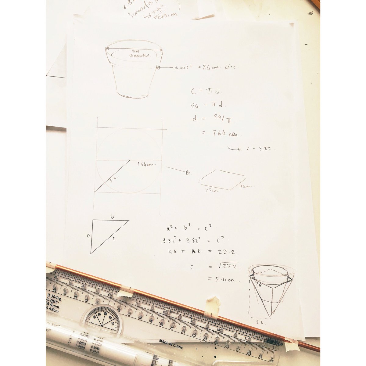abigailread's tweet photo. Using my maths GCSE yo 💯🔢✔️✏️ #baller #pythagoras #maths #whenwilliusethisinreallife #sorrymrswhite #cactuscrew https://t.co/71X6h8npEm