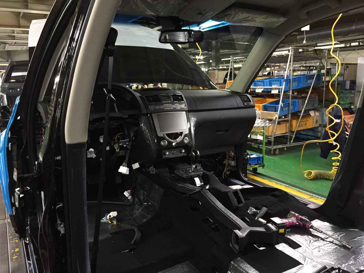 Nomadchang's tweet image. 6년 10개월만에 조립라인에 섰다. 익숙한 차량이 컨베어벨트 위를 흐른다. 각자 맡은 부품을 순서에 따라 조립한다. 해고 기간 만들었던 H-20000프로젝트가 생각난다. 내일을 응원해준 모든분께 감사를^*+