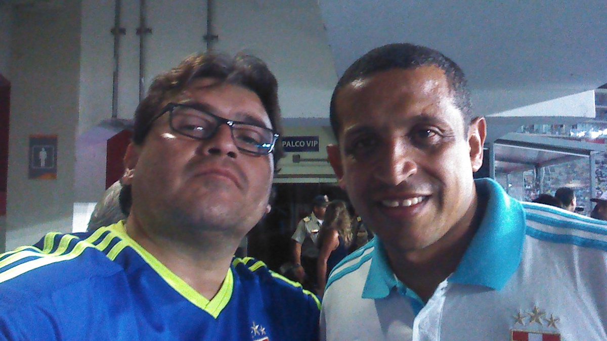 Flosarjo's tweet photo. @DIASDEFUTBOLCMD @centralcmdperu @vine #SorteoDDF #FuerzaCristal yo quiero!! https://t.co/HElsRJosMv