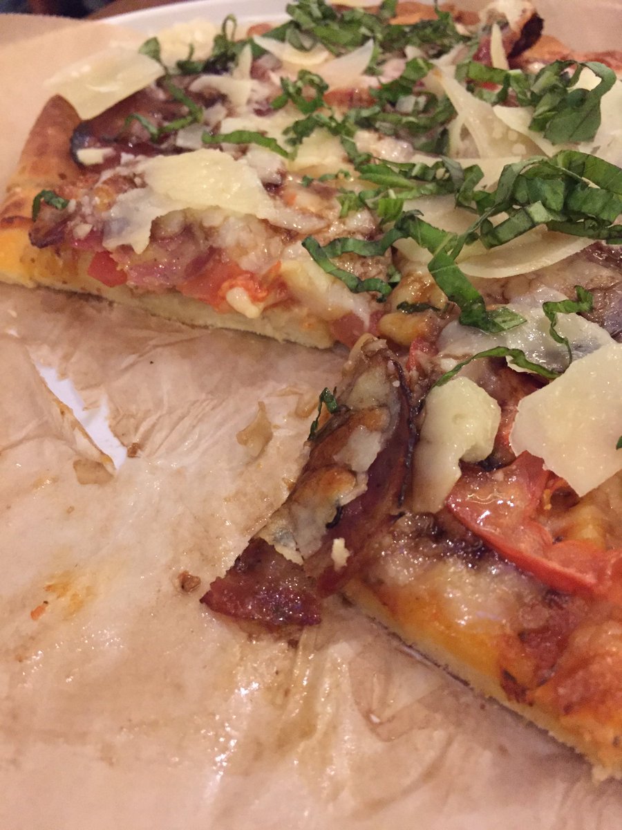 hith's tweet photo. Und hier im Hyatt Regency servieren sie die Pizza auf Backpapier. Schmeckt trotzdem https://t.co/uJ17hBLMky