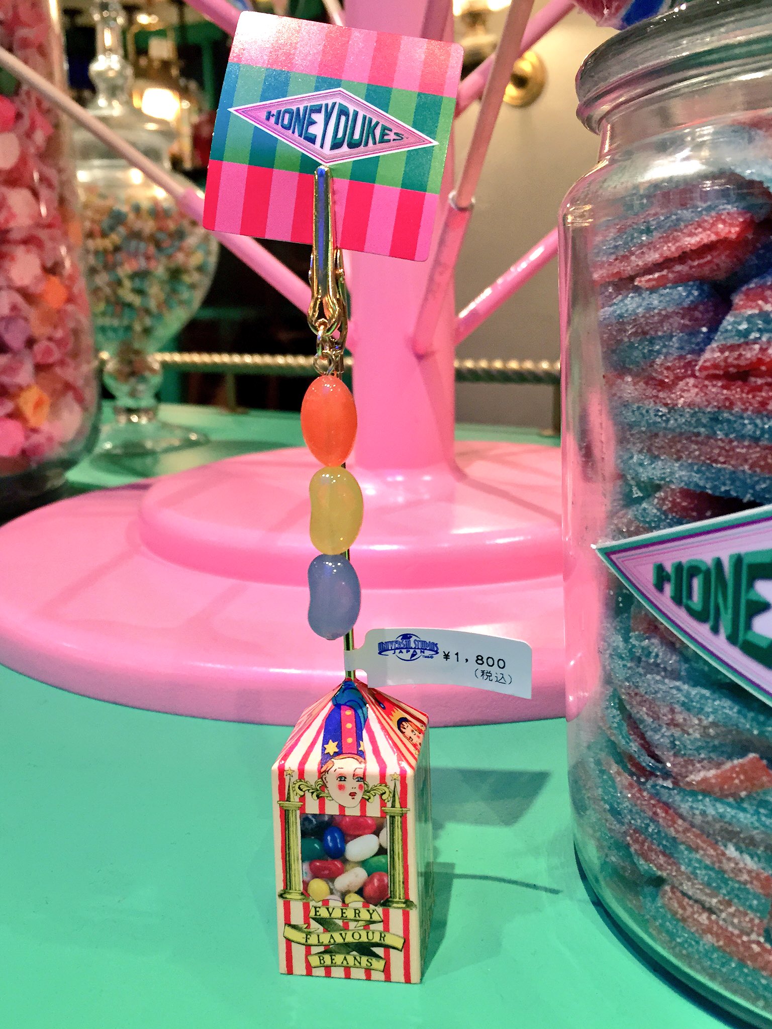 塗りたくったバタ子 Ar Twitter ハニーデュークスにはお菓子だけじゃなくてお菓子モチーフのグッズもちょっと売ってる ﾟwﾟ ﾉ 中でも可愛いのがメモスタンドと保冷バッグ ぺたんこ蛙チョコキーホルダーなんてほんのりチョコの香りがするからたまらん かわゆす