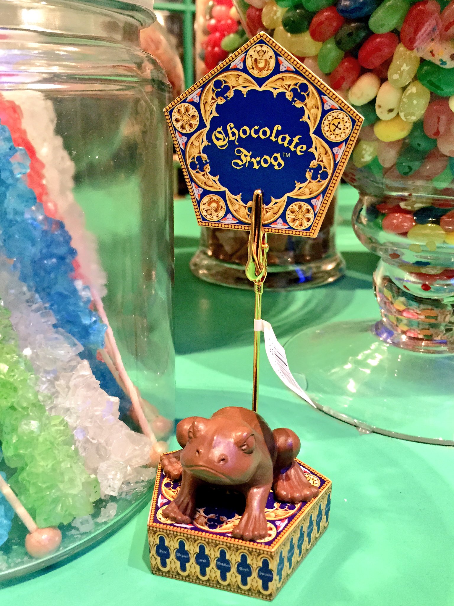 塗りたくったバタ子 Ar Twitter ハニーデュークスにはお菓子だけじゃなくてお菓子モチーフのグッズもちょっと売ってる ﾟwﾟ ﾉ 中でも可愛いのがメモスタンドと保冷バッグ ぺたんこ蛙チョコキーホルダーなんてほんのりチョコの香りがするからたまらん かわゆす