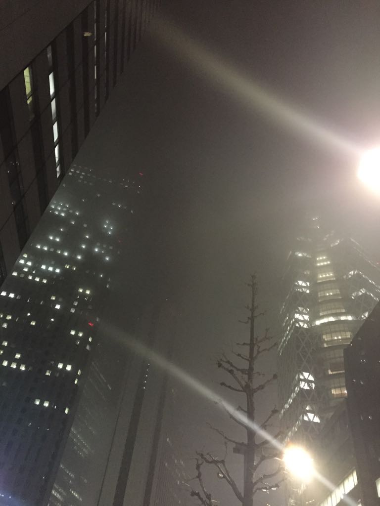 バットマンかブレードランナーか 霧に包まれた夜の東京が妖しく美しい Togetter