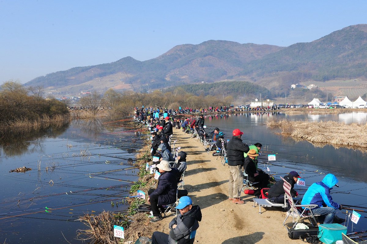 제14회 예산군수배 예당전국낚시대회가 전구 최대 규모인 예당저수지에서 4월 2일 개최됩니다. 참가신청은 11일까지 받고 있으며 참가비는 4만원입니다. 푸짐한 경품도 받고 어죽드시러 오세요!!