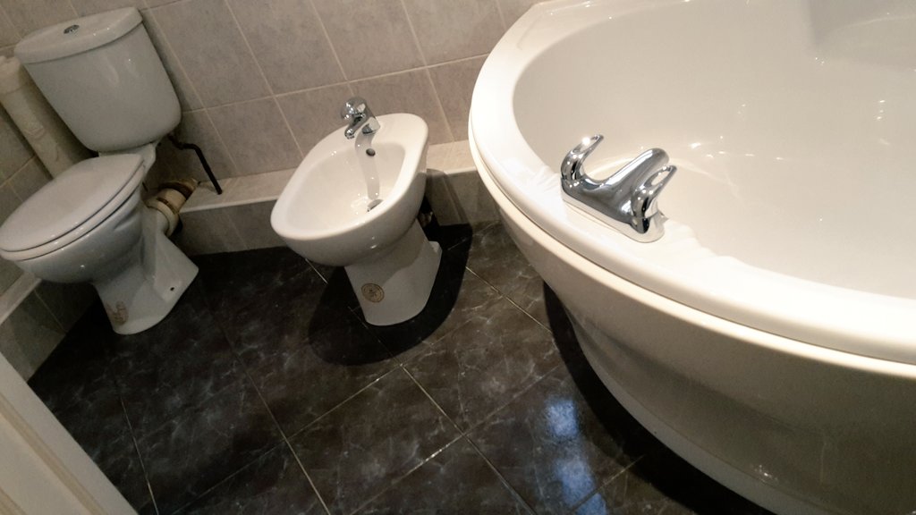 #sparkiling #bathroom #holidayhomes #holidaylets #properties #llandudno #contracts #colwynbay #conwy #marina #clean