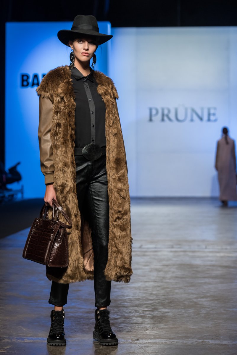 URBANComAr's tweet photo. .@pruneargentina presentó su nueva colección de abrigos y carteras LINAJE en #Bafweek2016 https://t.co/KxoKjHeyk6 https://t.co/Wq0arnBhVY