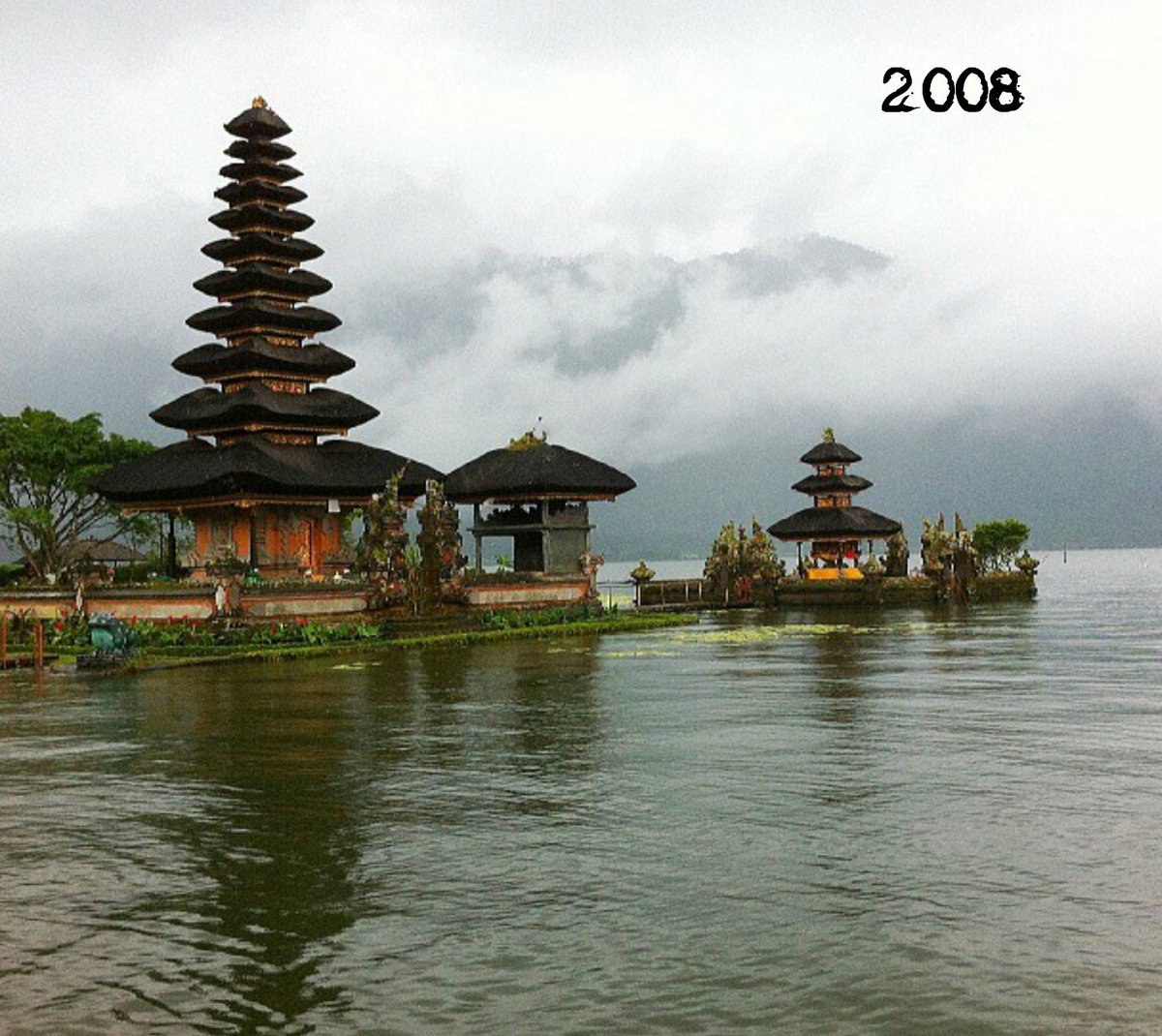 indo_pic's tweet photo. #Bali 
بحيرة براتان 😍 عبر السنين 
مكان ساحر وبحيرة فاتنة 
مكان لا يمل من زيارته👍
@t0urism 
@hotels_s 
#قروب_رحال https://t.co/RI4cu4phmX