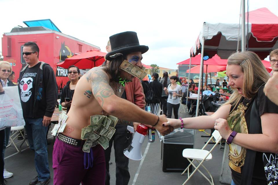 darinmalfi's tweet photo. Another satisfied customer at #SpookShow4. Thanks for playing! #DangerousD #StapleGuy https://t.co/LoA7LVwHbi