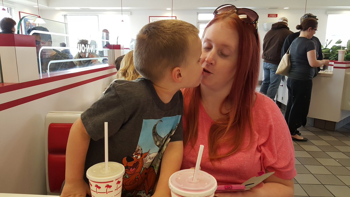 holytrunks14's tweet photo. Stop at In N Out for lunch! #Legolandbound https://t.co/pUJneWctKF