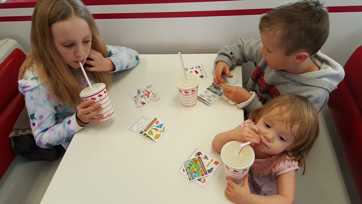 holytrunks14's tweet photo. Stop at In N Out for lunch! #Legolandbound https://t.co/pUJneWctKF