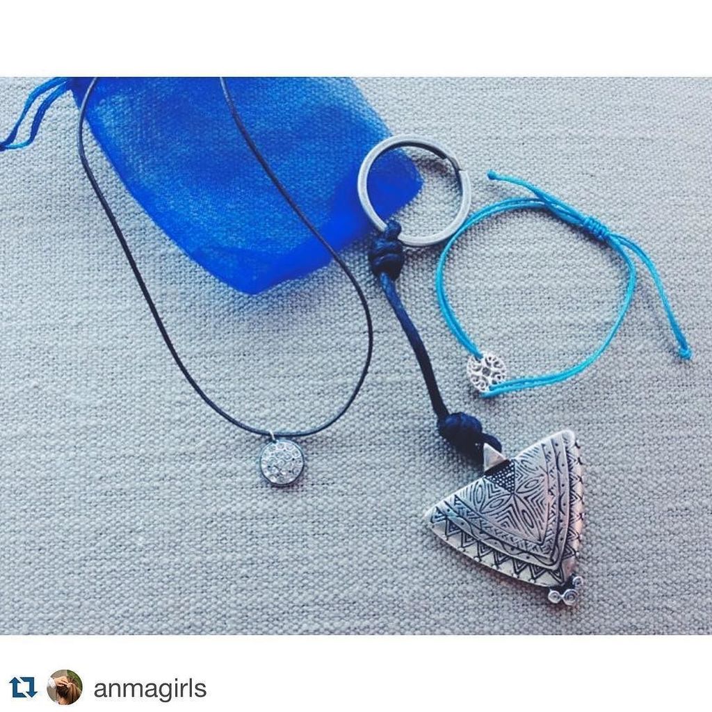 shopchachacha's tweet photo. Buenas noches 💙 Gracias @anmagirls por la foto!! #azzurro #shopchachacha #hechoamano #barc… https://t.co/leM2gVb4Hb https://t.co/KXMO8xSbon