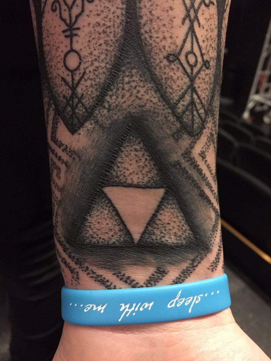 arts_tutor's tweet photo. #design #tattoo #triform #productionarts #neverforgetyourroots ๐ https://t.co/upRvhJwNZw