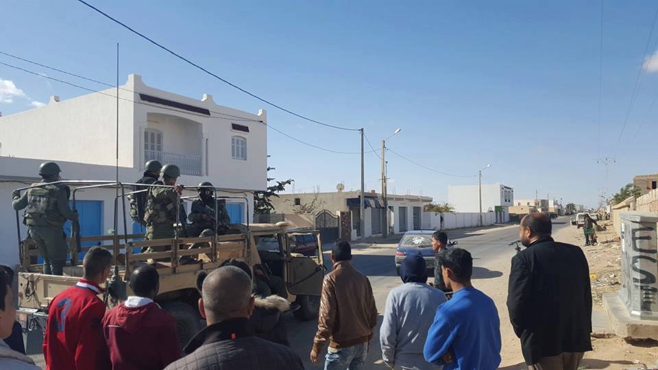 libyaherald's tweet photo. Tunisia closes Libya border following deadly IS attack on military barracks in border town - https://t.co/qzUM2ZpGFi https://t.co/7nJWtFVuot