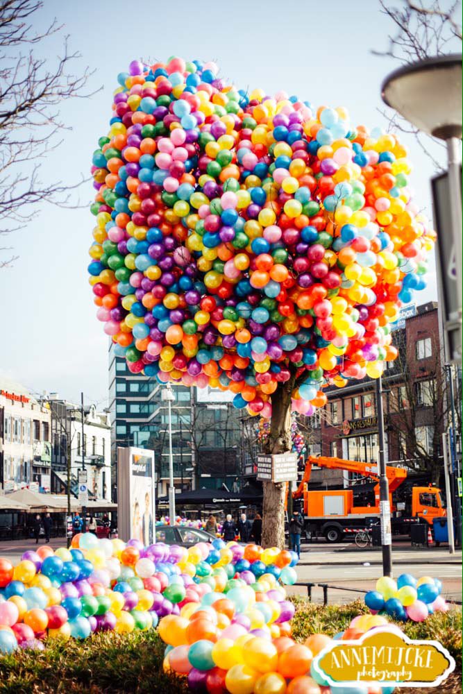 Deze #balloontree staat op het Stationsplein in #Eindhoven. Daar word je toch vrolijk van?!