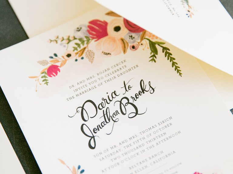 Wedding invitation tips every couple needs to know: knot.ly/6015Be815