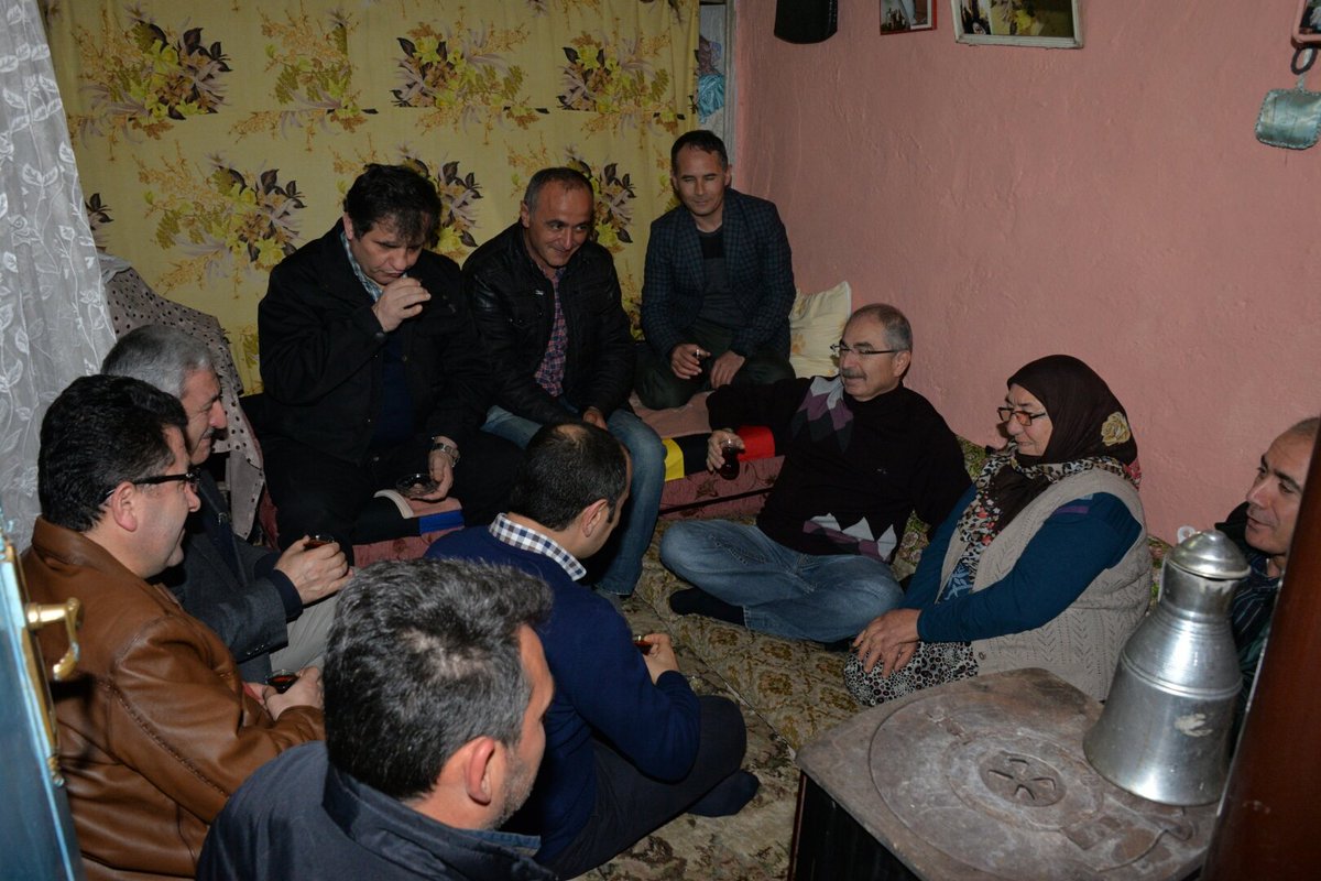 Valimiz <a href="/MustafaYMN/">Mustafa Yaman</a> Kay. <a href="/BayramGale/">Bayram GALE</a> <a href="/ahmetulukonak/">Ahmet Ulukonak</a> Halalca Mahallesinde 70 Yaşındaki Emine Teyze ve Torunları ile..