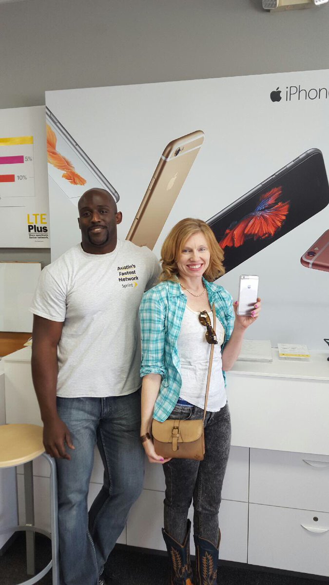sprintcpark's tweet photo. Another happy customer! #CWSprint Get an new phone today! Retweet for 15% off of any accessory! https://t.co/jK8QXUZcqz