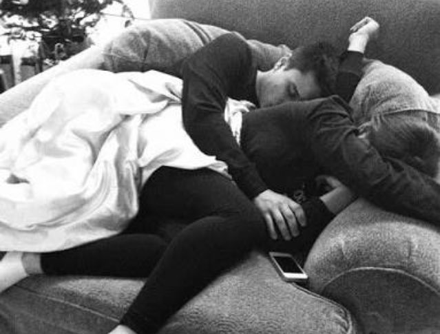 Студенты на одной кровати. Спят спина к спине. Ночёвка с подругой. Девушка ночует у друга. Девушка и парень в кровыте.