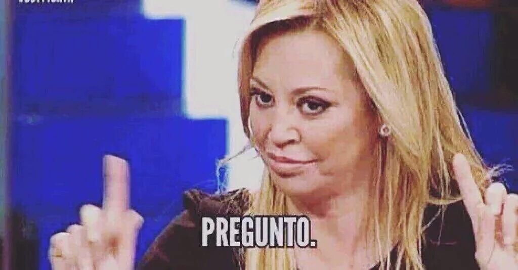 Saragalopez's tweet photo. ¿Qué tipo de problema/retraso tenéis las que os tapáis con la mano la cara en las fotos/videos? https://t.co/Wia3dgDEiG