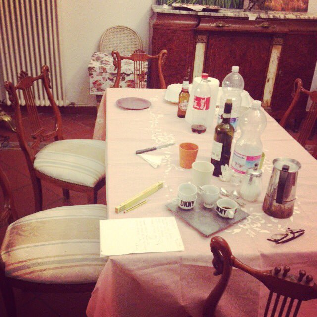 giuliajune's tweet photo. i resti di una meravigliosa cena tra amici ✨
#thatswhatfriendsarefor https://t.co/9PiX5l34VI