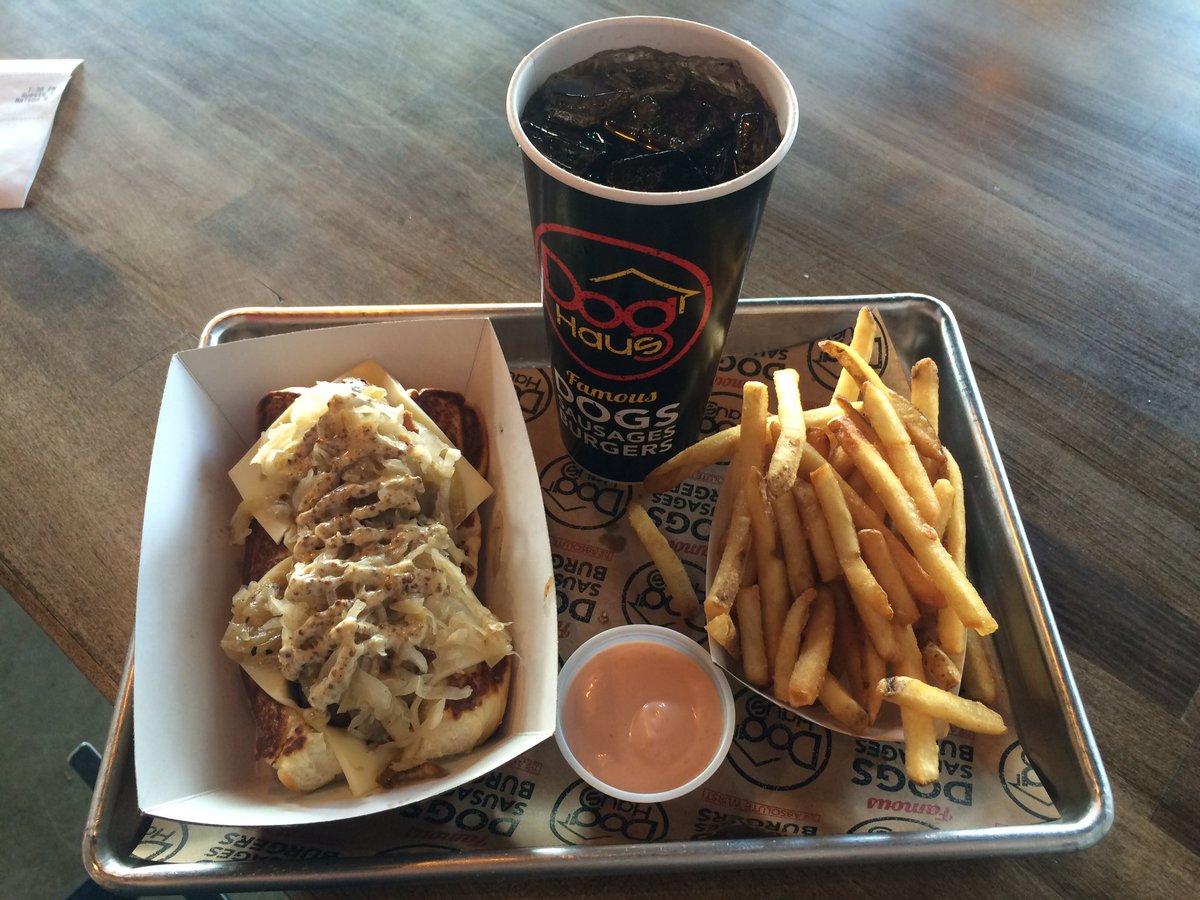 TASLUT's tweet photo. Mmmm, the #DasBrat combo was fantastic! Thanks @DogHausDogs ! #taslut approved https://t.co/wr81JK8ux1