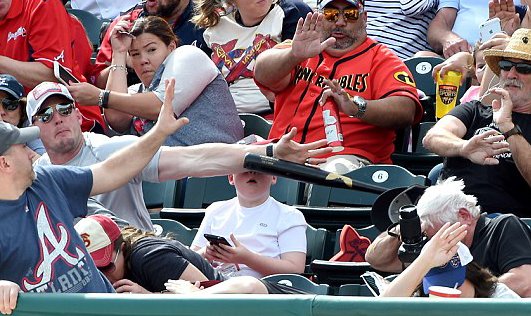 El fotón del día para ese brazo salvador que ha impedido que el niño se quede sin nariz.
Photo by Christopher Horner