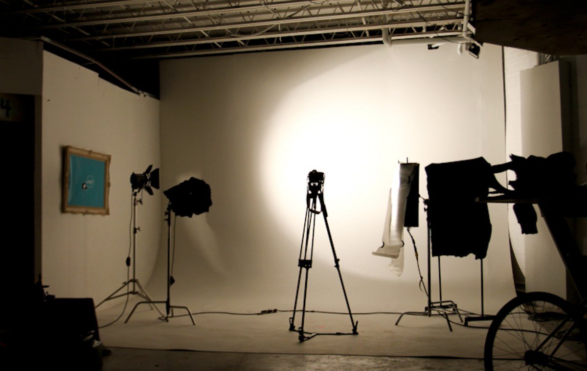 spacefy's tweet photo. 12' high 18' wide cyclorama 24 hr access parking make up station &amp; wifi @hellostudios_to  https://t.co/0YmuCOwVA4 https://t.co/yQpdLx0tfV