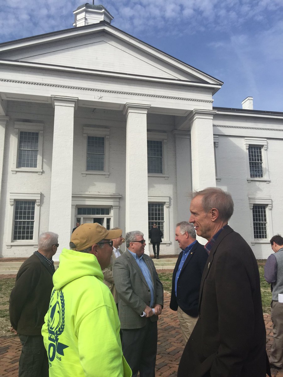 JohnMShimkus's tweet photo. Thrilled to be in Vandalia at the Vandalia Historic Site with @BruceRauner. Great 2 see so many friends &amp; supporters https://t.co/9jTEp9fZNb
