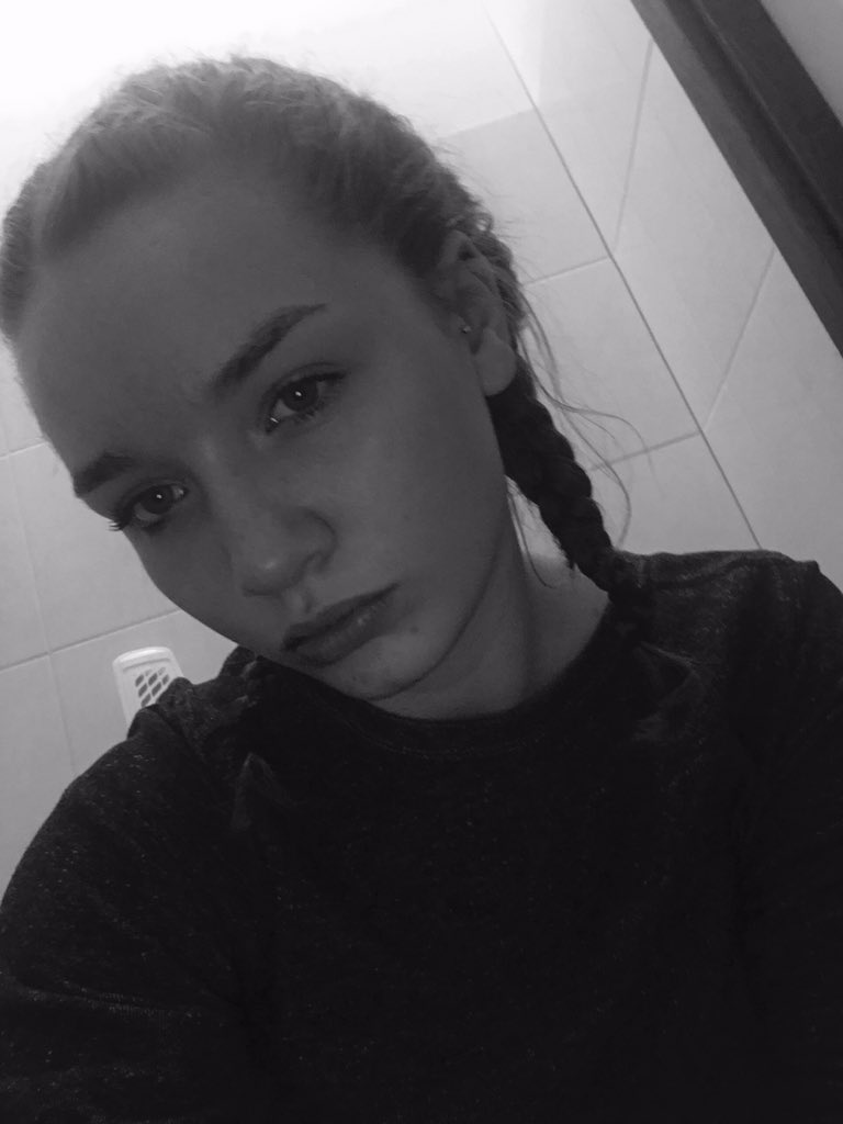 tbfmel's tweet photo. Hi i'm Melony and my mom braided my hair and yes i'm on the toilet https://t.co/JyAjqoYPgI