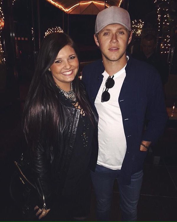 NiallLatinUp's tweet photo. Niall con algunas fans la noche de ayer en Los Ángeles #iHeartAwards #Directioners #BestFanArmy https://t.co/UJ713Ey7j7