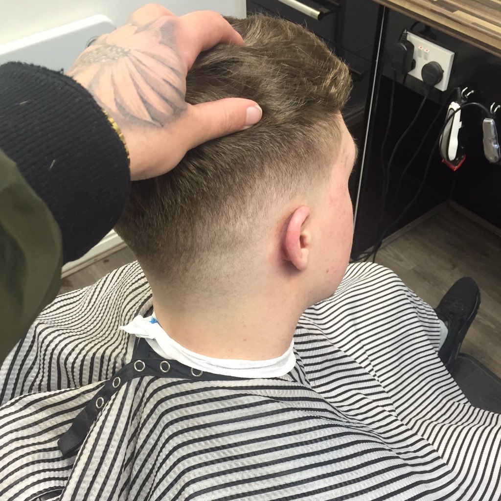 Conjones14's tweet photo. Creating that fire 🔥💈✂️ #barberlife #firetrim https://t.co/EAzDhzGSoF